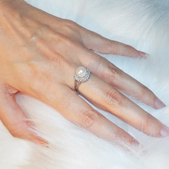 Jewelry - 14K White Gold Cultured Pearl Ring w Diamonds sz 7
